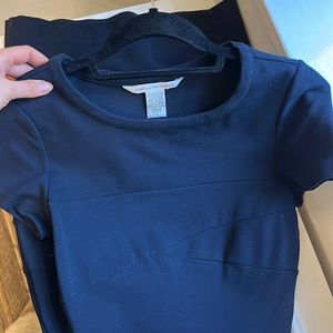 Diane Von Furstenberg navy bodycon short sleeve midi dress with pattern. Size 2